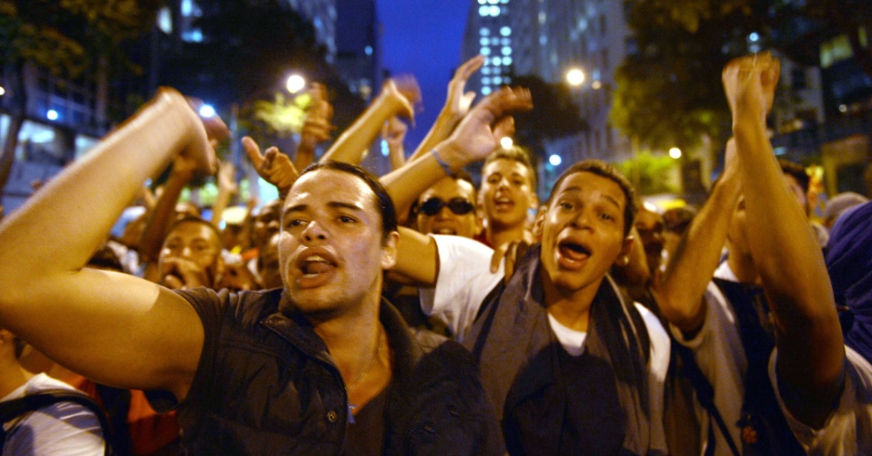 24.jun.2013 - Manifestantes gritam palavras de ordem durante protesto por melhores serviços públicos e contra a PEC 37, entre outras reivindicações, na região central do Rio de Janeiro (RJ), na noite desta segunda-feira
