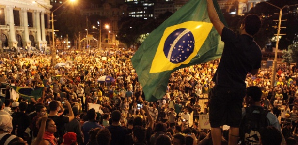 Manifestantes se reúnem no Rio de Janeiro contra a PEC 37 e por outras reivindicações  - Eduardo Duarte/Futura Press