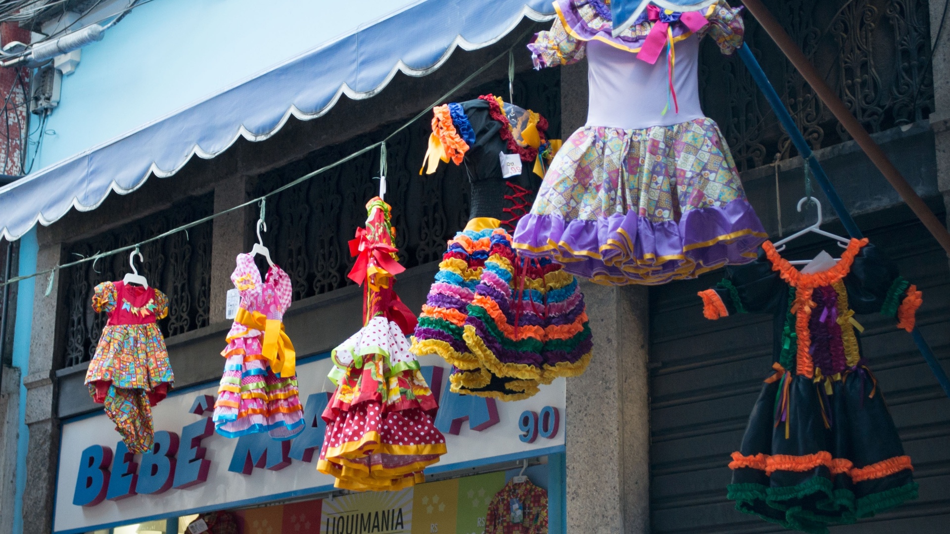 5.jun.2013 - Lojas da região conhecida como Saara, área de comércio popular no centro do Rio de Janeiro, exibem artigos para festa junina - Celso Pupo/Fotoarena/Estadão Conteúdo