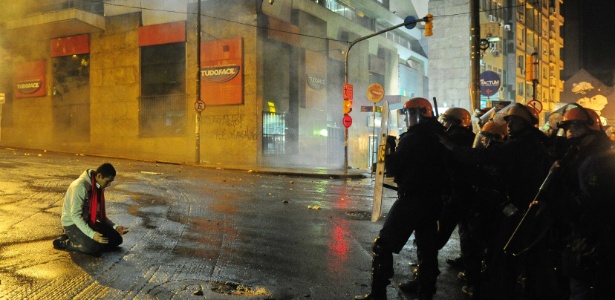 Manifestante ajoelha diante de policiais durante o protesto de 24 de junho em Porto Alegre - Ricardo Duarte/Agência RBS