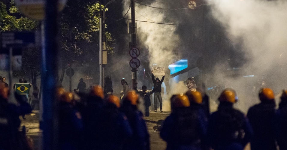24.jun.2013 - Manifestantes entraram em confronto com a polícia durante protesto em Porto Alegre, na noite desta segunda-feira (24). Cerca de 10 mil pessoas se reuniram nas ruas da cidade