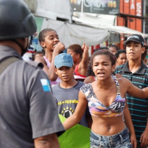 Durante a tarde de terça-feira, cerca de 50 moradores protestaram contra a ação do Bope na favela - Bruno Gonzalez/Extra/Agência O Globo