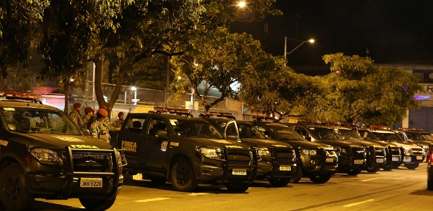 Carros da Força Nacional estacionados na lateral do Mineirão, em Belo Horizonte, nesta terça-feira (25)