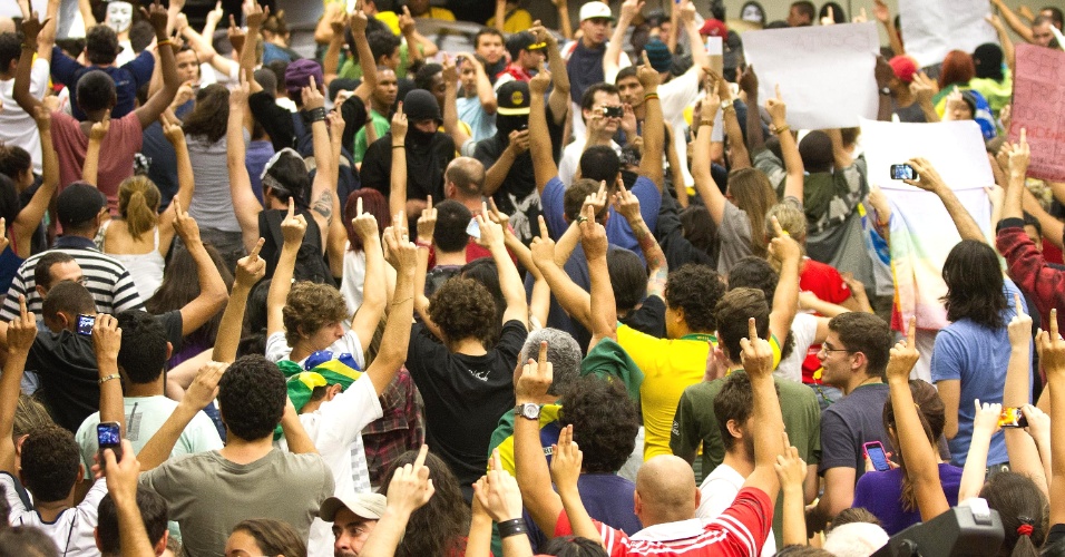 25.jun.2013 - Cerca de 5.000 manifestantes protestaram nesta terça-feira (25) na Câmara Municipal de Ribeirão Preto (SP) e, posteriormente, saíram pelas ruas da cidade para reivindicar a redução do valor de R$ 2,90 para R$ 2,60 nas passagens de ônibus
