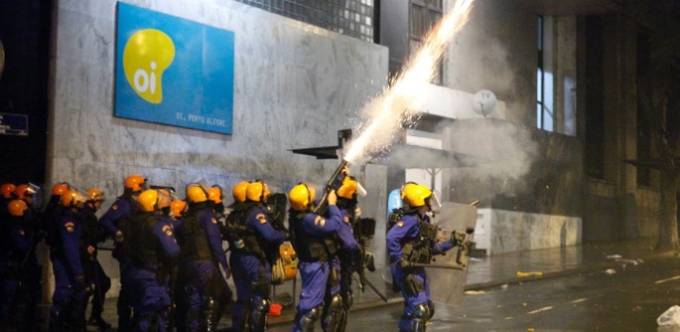 Soldados da Brigada Militar entram em conflito com manifestantes durante protestos em Porto Alegre - Wesley Santos/Estadão Conteúdo