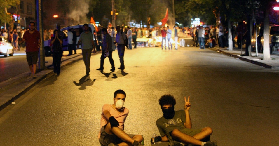 25.jun.2013 - Manifestantes deitam em rua em Ancara, na Turquia, durante protesto na noite desta terça-feira (25). Quatro pessoas morreram desde o início das manifestações, em 31 de maio, contra o governo islamo-conservador, no poder na Turquia desde 2002