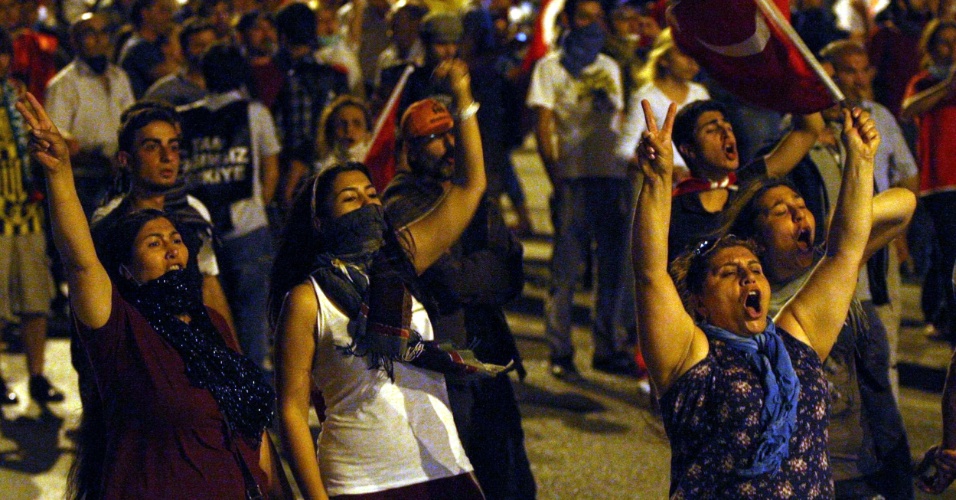 25.jun.2013 - Manifestantes gritam palavras de ordem em Ancara, na Turquia, durante protesto na noite desta terça-feira (25). Quatro pessoas morreram desde o início das manifestações, em 31 de maio, contra o governo islamo-conservador, no poder na Turquia desde 2002