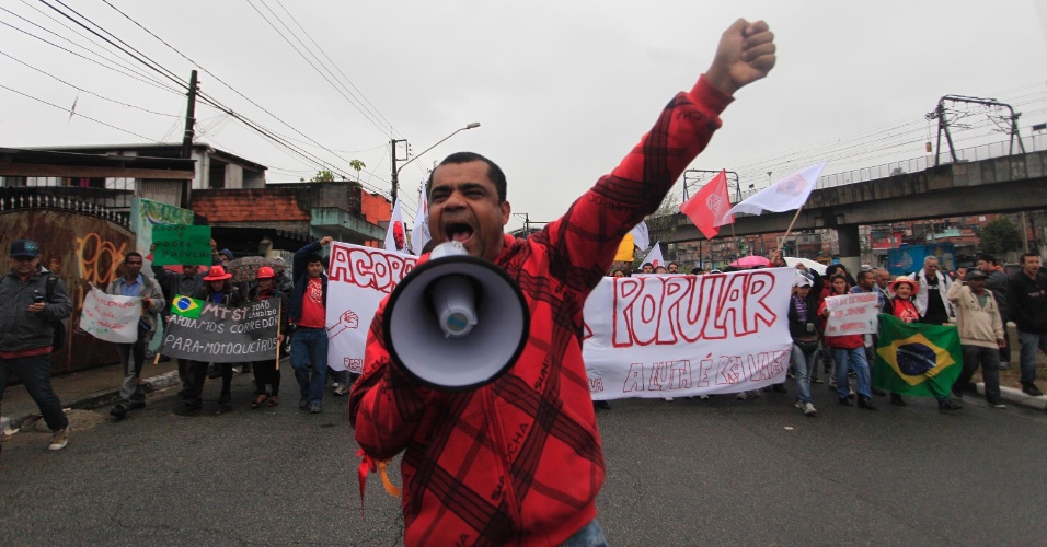 25.jun.2013 - Manifestantes marcham em rua do Capão Redondo, zona sul de São Paulo, nesta terça-feira (25), em ato organizado pelos movimentos MTST (Movimento dos Trabalhadores Sem Teto), Periferia Ativa e Resistência Urbana com apoio do MPL (Movimento Passe Livre)