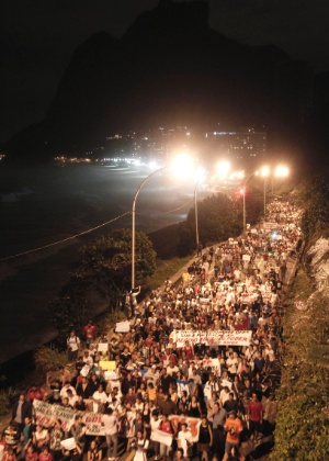 Moradores da comunidade da Rocinha participam de passeata em direção à casa do governador Cabral - Roberto Moreya/EXTRA/Agência O Globo 