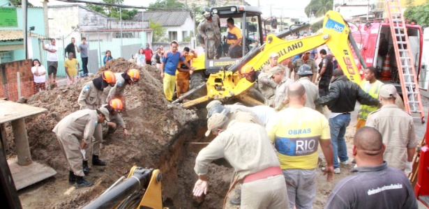 Operário morre após ser soterrado em deslizamento de terra em obra da Prefeitura do Rio de Janeiro, na avenida Areia Branca, no bairro de Santa Cruz - Jadson Marques/Futura Press