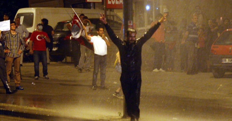 25.jun.2013 - Polícia dispara jatos de água contra manifestantes durante confrontos em Ancara, na Turquia, em protesto na noite desta terça-feira (25). Quatro pessoas morreram desde o início das manifestações, em 31 de maio, contra o governo islamo-conservador, no poder na Turquia desde 2002