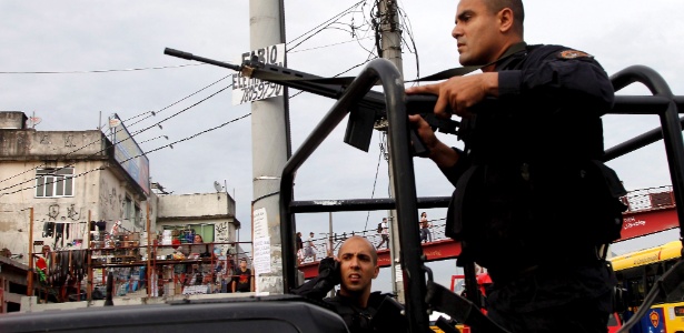 Policiais monitoram o Complexo da Maré, no Rio de Janeiro, após confronto - Bruno Gonzalez/Agência O Globo