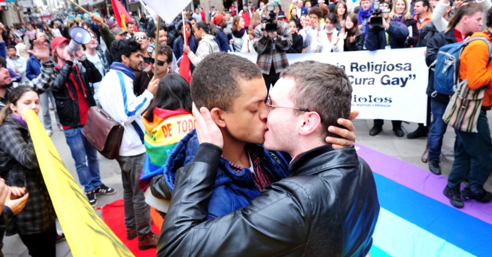 26.jun.2013 - Casais se beijam durante protesto contra o presidente da Comissão de Direitos Humanos e Minorias da Câmara, o deputado pastor Marco Feliciano, e contra o projeto conhecido como 