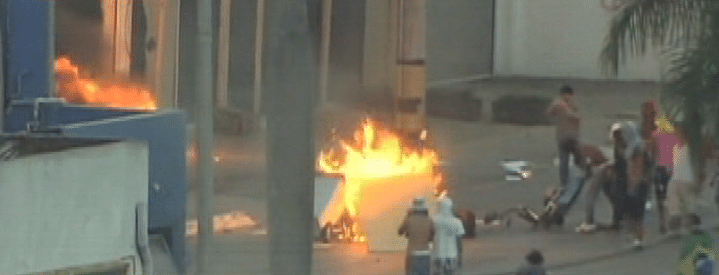 26.jun.2013 - Concessionária é incendiada durante manifestação em Belo Horizonte, na avenida Antônio Carlos, na região da Pampulha, próximo ao Estádio do Mineirão