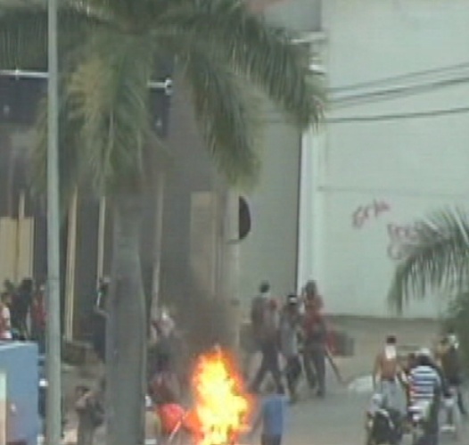 26.jun.2013 - Concessionária é incendiada durante manifestação em Belo Horizonte, na avenida Antônio Carlos, na região da Pampulha, próximo ao Estádio do Mineirão