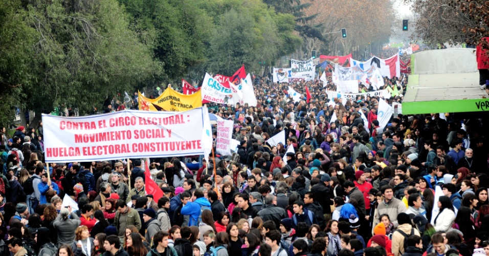 26.jun.2013 - Estudantes chilenos protestam e pedem melhorias no sistema público de ensino
