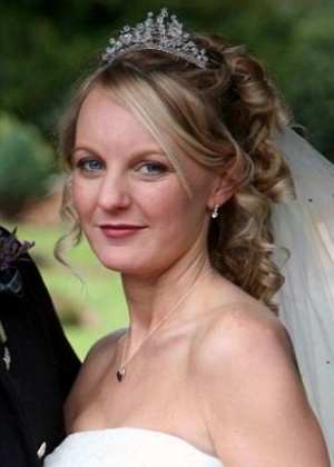 Linsey Attridge acusou os irmãos McDonalds de estupro. Na imagem, uma foto do casamento dela em 2008. Ela se separou do marido em 2010 - Reprodução/Daily Mail