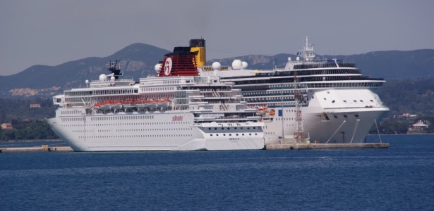 Navio Zenith (foto), da empresa Pullmantur, pegou fogo nesta terça-feira (25) - Divulgação