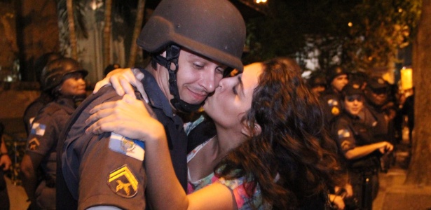 A estudante Patrícia de Almeida Vasconcellos, 22, beija policial durante protesto do dia 27 de junho - Zulmair Rocha/UOL
