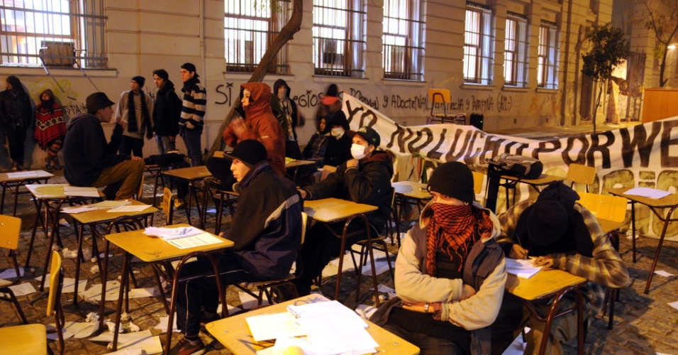 27.jun.2013 - A polícia do Chile expulsou nesta quinta-feira manifestantes estudantis de 21 escolas de Santiago que serão utilizadas como locais de votação na eleição primária do fim de semana, um dia depois de uma grande marcha na capital em prol de uma reforma educacional.