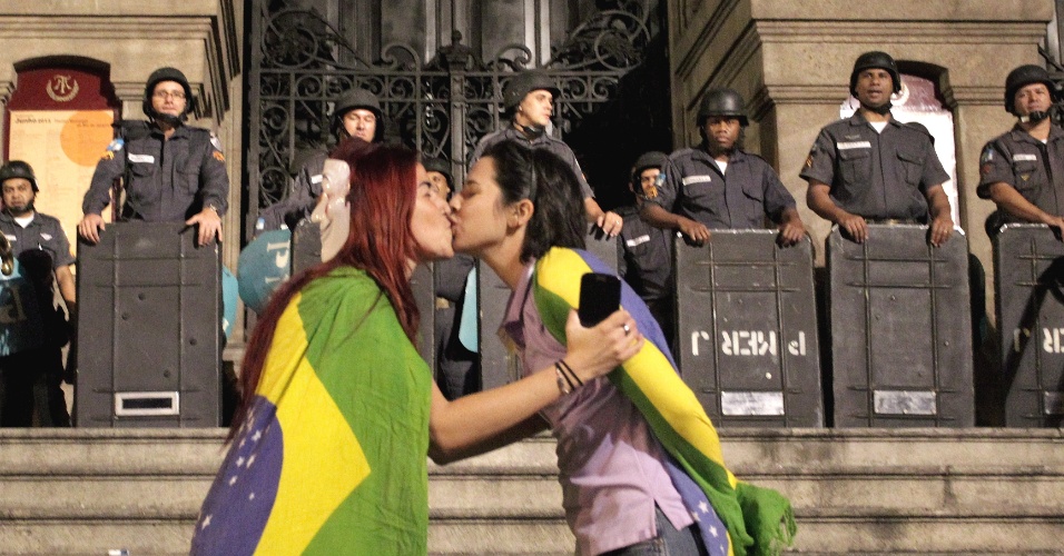 27.jun.2013 - Integrantes de vários movimentos sociais realizam protesto que teve concentração na Candelária, no centro do Rio de Janeiro, nesta quinta-feira