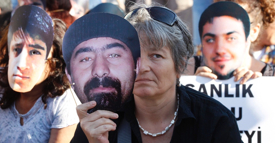 26.jun.2013 - Manifestantes protestam em Istambul, na Turquia, nesta quarta-feira, usando máscaras com o rosto de pessoas vítimas dos protestos violentos contra o governo do primeiro-ministro Recep Tayyip Erdogan