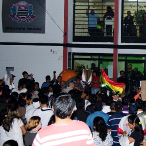 28.jun.2013 - Dezenas de bolivianos fazem protesto em frente ao 49º DP no bairro de São Mateus, em São Paulo, na noite desta sexta-feira (28), pedindo justiça após a morte do menino Brayan Yanarico Capcha, 5 - Peter Leone/Futura Press