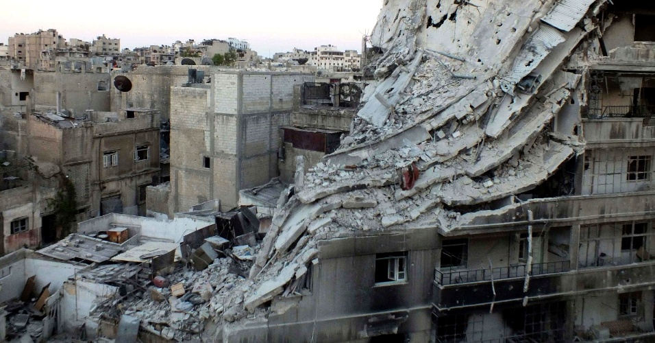28.jun.2013 - Edifícios em Homs (Síria) aparecem destruídos ou danificados após o que ativistas alegam ser bombardeios das tropas de Bashar Assad