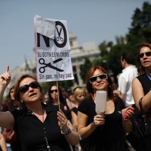 Funcionários públicos espanhóis protestam contra medidas de austeridade do governo, no centro de Madri - Susana Vera/Reuters