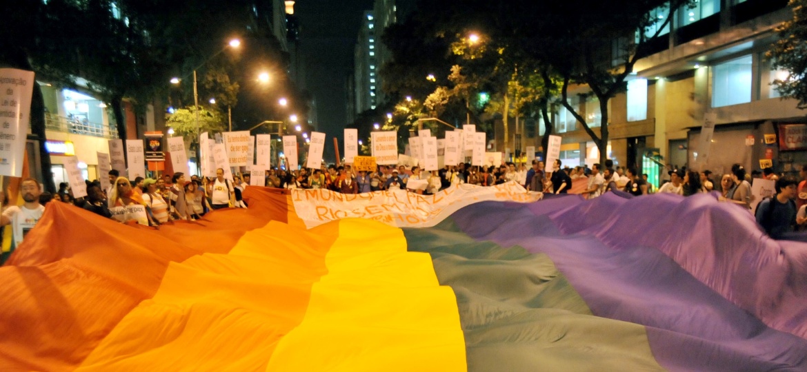 28.jun.2013 - Manifestantes pedem a criminalização da homofobia durante passeata pelo Dia Mundial do Orgulho LGBT - Luiz Roberto Lima/Estadão Conteúdo