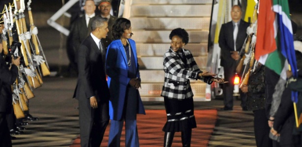 O presidente dos EUA, Barack Obama, e a primeira-dama, Michelle Obama, são recebidos na África do Sul, nesta sexta-feira, pela ministra de Relações Internacionais do país, Maite Knoana-Mashabane (dir)