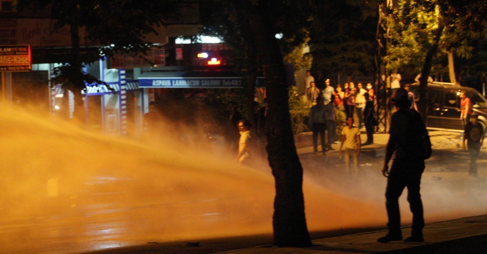 28.jun.2013 - Polícia usa jatos de água para dispersar manifestantes em Ancara, na madrugada desta sexta-feira, na Turquia