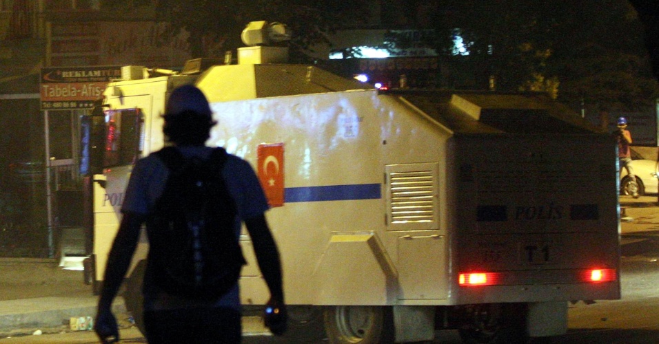 28.jun.2013 - Policiais e manifestantes voltaram a se concentrar nas ruas de Ancara, na Turquia, na madrugada desta sexta-feira. Na terça-feira (25), a cidade foi palco de protestos violentos contra o governo do primeiro-ministro Recep Tayyip Erdogan