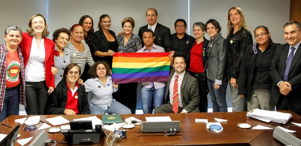 Após reunião, presidente Dilma Rousseff posa para foto com os representantes do Movimento LBGT, nesta sexta-feira (28). O dia de hoje, 28 de junho, é comemorado por militantes como o Dia do Orgulho Gay