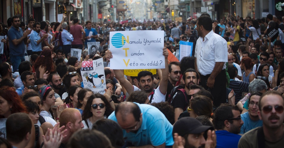 29.jun.2013 - Turquia tem novos protestos anti-governo na praça Taksim em Istambul