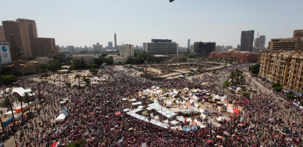 30.jun.2013 - Helicóptero militar sobrevoa a praça Tahrir, no Cairo, neste domingo (30), onde manifestantes contrários ao presidente do Egito, Mohamed Mursi , fazem protesto pedindo que o presidente deixe o governo 