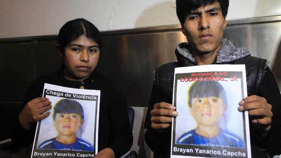 Em foto de julho de 2013, a mãe, Verônica, e o pai, Edberto, do garoto boliviano Brayan Yanarico Capcha - Gabriela Biló/Futura Press