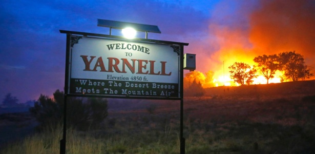 Fogo atinge colinas da pequena cidade de Yarnell, ao norte de Phoenix, Estado do Arizona (Estados Unidos) - David Kadlubowski/"The Arizona Republic"/AP