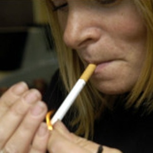 Escócia promete diminuir número de fumantes de 23% para 5% até 2034 - BBC