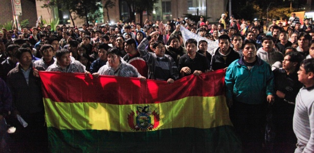 Cerca de 500 bolivianos protestam e pedem paz na frente do Consulado Geral da Bolívia no Brasil - Gabriela Biló/Futura Press