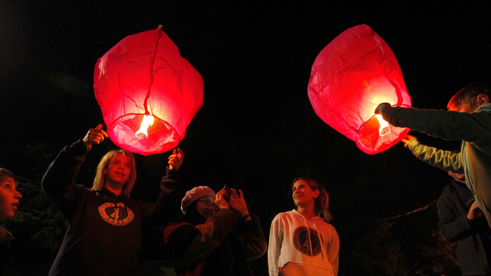 2.jul.2013 - Mulheres acendem lanternas em homenagem ao ex-presidente sul-africano Nelson Mandela, em Joanesburgo, na África do Sul. Mandela segue internado em estado crítico, mas estável, em um hospital de Pretória - Thomas Mukoya/Reuters