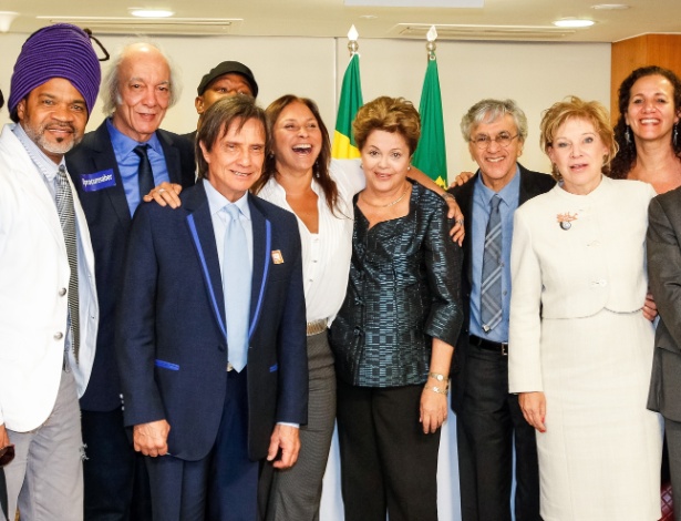 A presidente Dilma Rousseff recebeu em julho, no Palácio do Planalto, os artistas que apoiam o projeto que estabelece novas regras de arrecadação e distribuição de direitos autorais e altera o formato de gestão do Ecad (Escritório Central de Arrecadação e Distribuição). - Roberto Stuckert Filho/Presidência da República