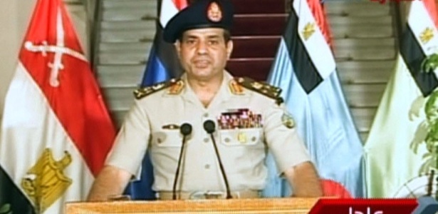 Abdelfatah al-Sissi entrega declaração anunciando a destituição do presidente Mohamed Mursi -  AFP/TV Egípcia