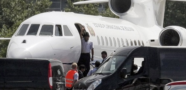 O presidente boliviano, Evo Morales, acena ao embarcar no avião presidencial no aeroporto internacional de Viena