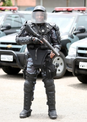 Policial da Tropa de Choque da PM do Rio posa com armadura estilo "Robocop" - Thiago Lontra/Extra/Agência O Globo