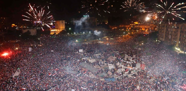 3.jul.2013 - Praça Tahrir, no Cairo, Egito, tem fogos de artifício após declaração do chefe das Forças Armadas, general Abdel Fattah al-Sisi, da destituição do presidente Mohamed Mursi - Steve Crisp/Reuters