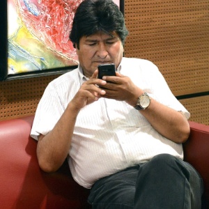 Evo Morales enquanto esperava autorização para deixar o aeroporto de Viena