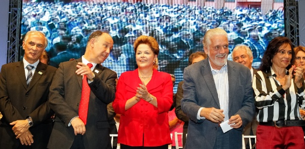 Dilma Rousseff participa, ao lado do governador da Bahia, Jaques Wagner (PT, à sua esq.), de cerimônia de lançamento do Plano Safra Semiárido em Salvador, nesta quinta-feira (4) - Roberto Stuckert Filho/PR