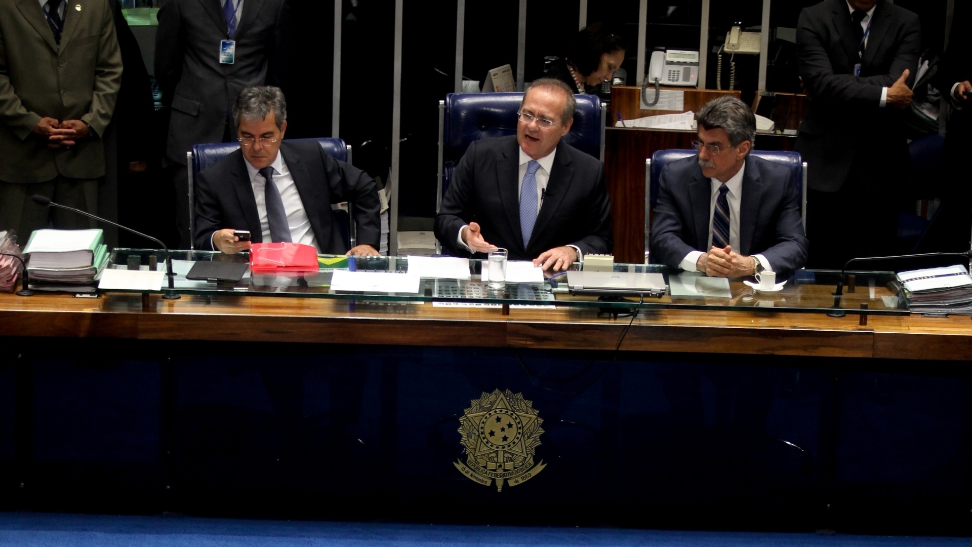 4.jul.2013 - álbum das vitórias - O presidente do Senado, Renan Calheiros (PMDB-AL), garantiu que os parlamentares trabalharão de segunda-feira à sexta-feira até o recesso da Casa, previsto inicialmente para o dia 17 de julho - normalmente, as sessões do Senado acontecem apenas três dias, de terças às quintas. O objetivo é votar toda a "agenda positiva" proposta por Calheiros em resposta aos protestos país afora. "Não há possibilidade de não votarmos os temas previstos." - Pedro Ladeira/Folhapress