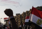 Helicópteros militares sobrevoam a praça Tahrir, no Cairo, em comemoração à deposição do presidente Mohamed Mursi - Gianluigi Guercia/AFP